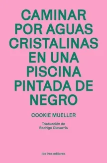 Caminar por aguas cristalinas en una piscina pintada de negro